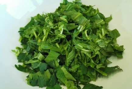 Фото шага рецепта Салат из помидоров и зелени 188930 шаг 3  