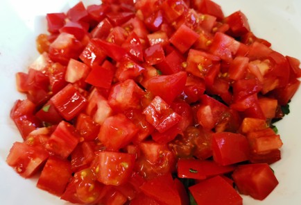 Фото шага рецепта Салат из помидоров и зелени 188930 шаг 4  