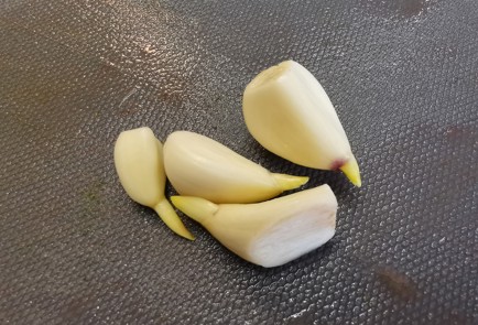 Фото шага рецепта Салат из помидоров и зелени 188930 шаг 5  