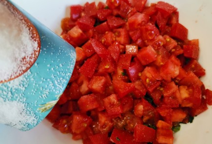 Фото шага рецепта Салат из помидоров и зелени 188930 шаг 6  