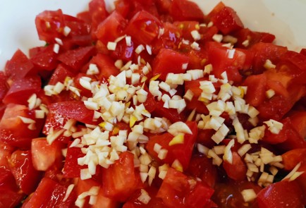 Фото шага рецепта Салат из помидоров и зелени 188930 шаг 7  