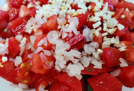 Фото шага рецепта Салат из помидоров и зелени 188930 шаг 8  