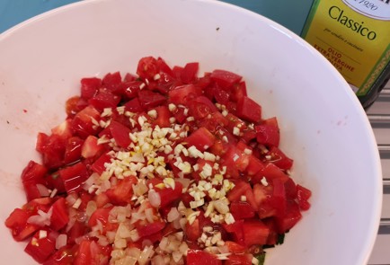 Фото шага рецепта Салат из помидоров и зелени 188930 шаг 9  