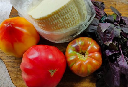 Фото шага рецепта Салат из помидоров с домашним сыром 190136 шаг 1  