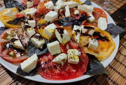 Фото шага рецепта Салат из помидоров с домашним сыром 190136 шаг 11  