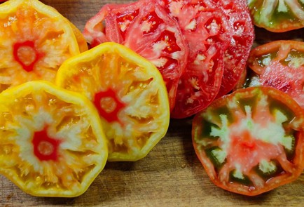 Фото шага рецепта Салат из помидоров с домашним сыром 190136 шаг 2  