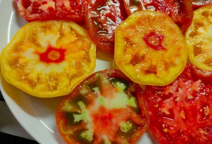 Фото шага рецепта Салат из помидоров с домашним сыром 190136 шаг 3  