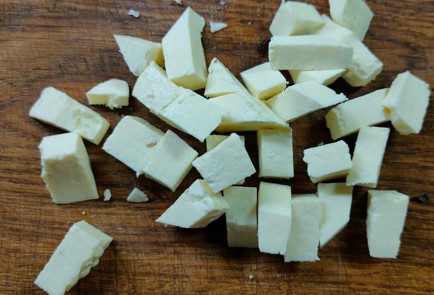 Фото шага рецепта Салат из помидоров с домашним сыром 190136 шаг 4  