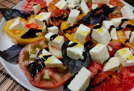 Фото шага рецепта Салат из помидоров с домашним сыром 190136 шаг 8  