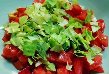 Фото шага рецепта Салат из помидоров 188876 шаг 2  