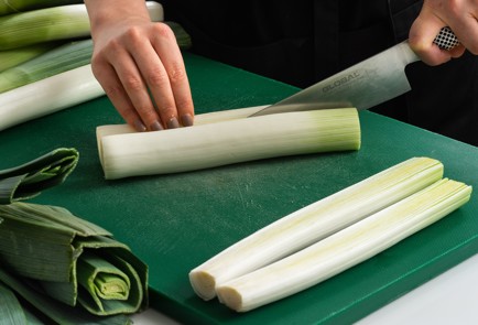 Фото шага рецепта Салат из порея по рецепту Джейми Оливера 151800 шаг 1  