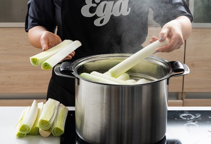 Фото шага рецепта Салат из порея по рецепту Джейми Оливера 151800 шаг 2  