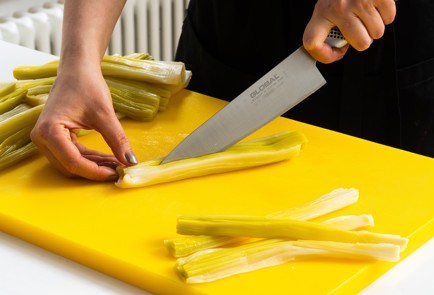 Фото шага рецепта Салат из порея по рецепту Джейми Оливера 151800 шаг 3  