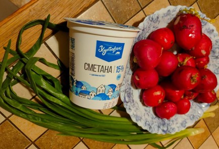 Фото шага рецепта Салат из редиса и зеленого лука со сметаной 176015 шаг 1  