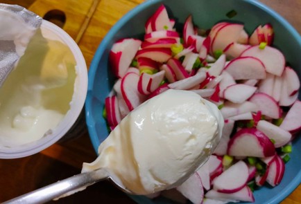 Фото шага рецепта Салат из редиса и зеленого лука со сметаной 176015 шаг 10  