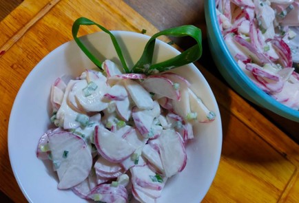 Фото шага рецепта Салат из редиса и зеленого лука со сметаной 176015 шаг 12  