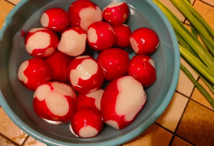 Фото шага рецепта Салат из редиса и зеленого лука со сметаной 176015 шаг 3  