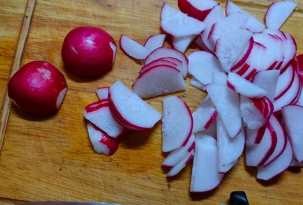 Фото шага рецепта Салат из редиса и зеленого лука со сметаной 176015 шаг 4  