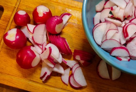 Фото шага рецепта Салат из редиса и зеленого лука со сметаной 176015 шаг 5  