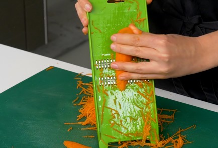 Фото шага рецепта Салат из редьки 27040 шаг 2  