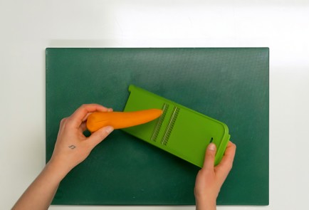 Фото шага рецепта Салат из сельдерея 35747 шаг 2  