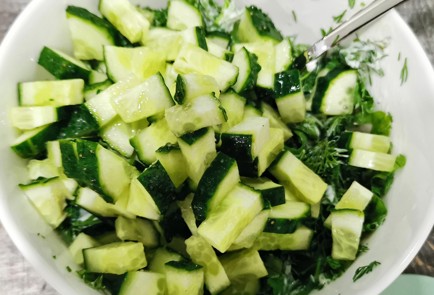 Фото шага рецепта Салат из сезонных овощей 175203 шаг 6  