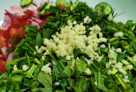 Фото шага рецепта Салат из сезонных овощей 186829 шаг 12  