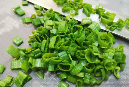 Фото шага рецепта Салат из сезонных овощей 186829 шаг 2  