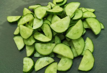 Фото шага рецепта Салат из сезонных овощей 186829 шаг 4  