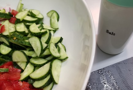 Фото шага рецепта Салат из сезонных овощей 186829 шаг 7  