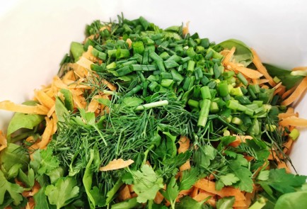 Фото шага рецепта Салат из шпината с адыгейским сыром 140423 шаг 10