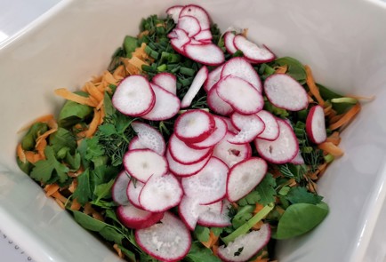 Фото шага рецепта Салат из шпината с адыгейским сыром 140423 шаг 12