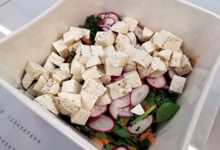 Фото шага рецепта Салат из шпината с адыгейским сыром 140423 шаг 14