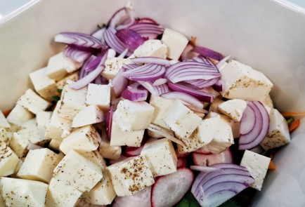 Фото шага рецепта Салат из шпината с адыгейским сыром 140423 шаг 16