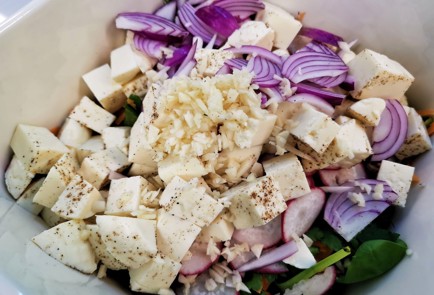 Фото шага рецепта Салат из шпината с адыгейским сыром 140423 шаг 19