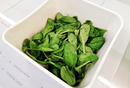 Фото шага рецепта Салат из шпината с адыгейским сыром 140423 шаг 2