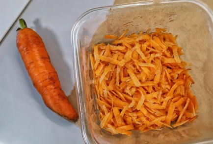 Фото шага рецепта Салат из шпината с адыгейским сыром 140423 шаг 3