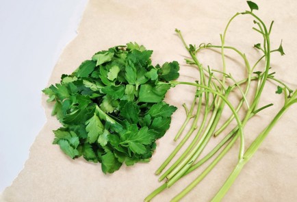 Фото шага рецепта Салат из шпината с адыгейским сыром 140423 шаг 5