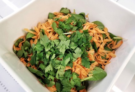 Фото шага рецепта Салат из шпината с адыгейским сыром 140423 шаг 6