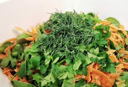 Фото шага рецепта Салат из шпината с адыгейским сыром 140423 шаг 8