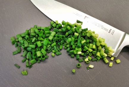 Фото шага рецепта Салат из шпината с адыгейским сыром 140423 шаг 9