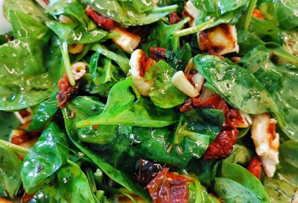 Фото шага рецепта Салат из шпината с кавказским сыром и вялеными помидорами 151373 шаг 12  