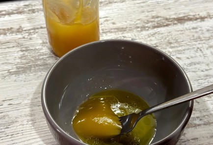 Фото шага рецепта Салат из шпината с овощами и авокадо с медовой заправкой 175250 шаг 16  