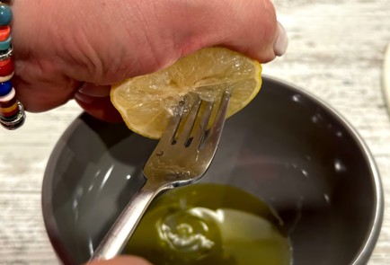 Фото шага рецепта Салат из шпината с овощами и авокадо с медовой заправкой 175250 шаг 17  