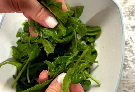 Фото шага рецепта Салат из шпината с овощами и авокадо с медовой заправкой 175250 шаг 2  