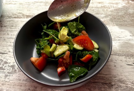 Фото шага рецепта Салат из шпината с овощами и авокадо с медовой заправкой 175250 шаг 20  