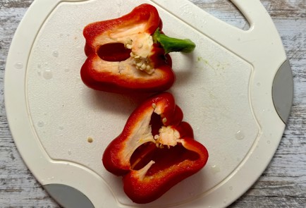 Фото шага рецепта Салат из шпината с овощами и авокадо с медовой заправкой 175250 шаг 3  