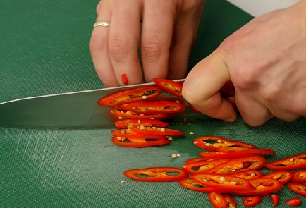 Фото шага рецепта Салат из шпината с рыбой и облепиховым соусом 114446 шаг 2  