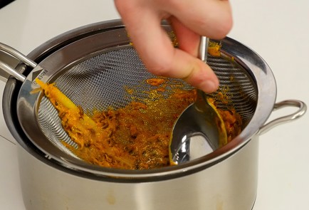 Фото шага рецепта Салат из шпината с рыбой и облепиховым соусом 114446 шаг 3  