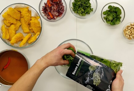 Фото шага рецепта Салат из шпината с рыбой и облепиховым соусом 114446 шаг 7  